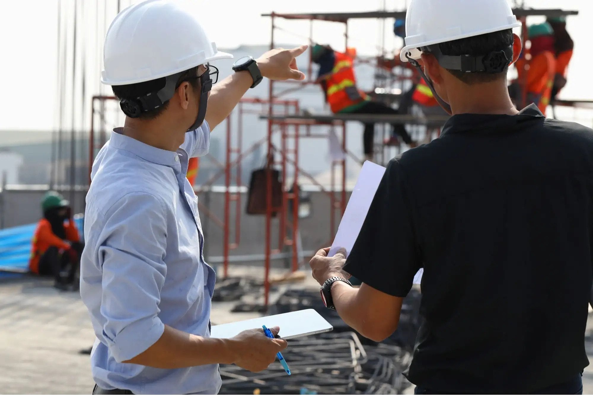 Начинать объект. Safran risk. Two Engineers working.